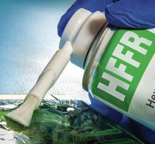Auf dem Bild sieht man eine Hand in blauer Handschuhen, die eine Spraydose mit der Aufschrift 