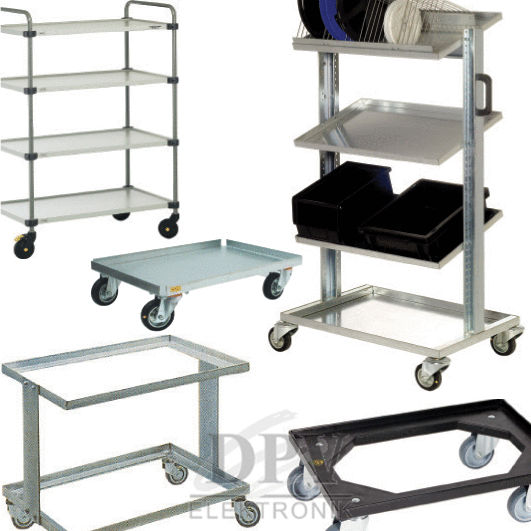Das Bild zeigt verschiedene Transportwagen und Tabletts. Sie sind aus Metall, haben Rollen und sind in verschiedenen Formen. Einige haben mehrere Ablagen, andere sind flach und rechteckig.