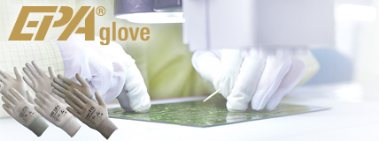 Hand mit Handschuhen bearbeitet Platine