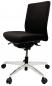 Preview: Der Stuhl ist ergonomisch geformt mit schwarzer Polsterung. Er hat eine hohe Rückenlehne und eine verstellbare Sitzhöhe, steht auf einem chromefarbenen Fuß mit fünf Rollen.