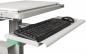 Preview: Das Bild zeigt einen Schreibtisch mit einer ausziehbaren Tastaturablage. Auf der Ablage liegt eine schwarze, flache Tastatur und daneben eine schwarze Computermaus. Die Oberfläche ist hellgrau.