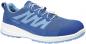 Preview: Der Schuh ist ein leichter, blauer Sportschuh mit einer atmungsaktiven Oberseite. Er hat eine gepolsterte Sohle und praktische Schnürsenkel. Die Zehenkappe ist verstärkt.