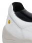 Preview: Das Bild zeigt einen weißen Schuh mit einem grauen Innenfutter. Auf der Seite ist ein gelbes Emblem mit der Aufschrift "ESD" zu sehen, was auf seine antistatische Eigenschaft hinweist.