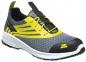 Preview: Der Schuh ist ein grauer Sneaker mit gelben Akzenten. Er hat ein sportliches Design, eine strukturierte Oberfläche und eine schwarze, verstärkte Zehenkappe. Die Schnürsenkel sind in der Mitte.