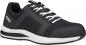 Preview: Der Schuh ist ein sportlicher Sneaker in Schwarz, mit einem atmungsaktiven Obermaterial und weißen Schnürsenkeln. Die Sohle ist leicht und hat einen weißen Rand für zusätzlichen Komfort.
