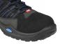 Preview: Das Bild zeigt die Spitze eines schwarzen Wanderschuhs mit blauen Schnürsenkeln. Der Schuh hat eine robuste Gummisohle und eine kombinierte Oberseite aus Wildleder und Textilmaterial.
