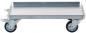 Preview: Das Bild zeigt eine flache Transportplatte aus Metall mit vier Rollen. Die Oberfläche ist glatt und rechteckig, die Kanten sind leicht erhöht, um das Verrutschen von Gegenständen zu verhindern.