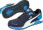 Preview: Das Bild zeigt ein Paar Sport-Sneaker in Navi-Blau mit weißen und blauen Akzenten. Die Sohle ist schwarz mit blauer Gummierung. Das Puma-Logo ist sichtbar.
