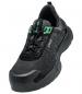 Preview: Der Schuh ist ein sportlicher Sneaker mit einer schwarzen Oberfläche, die kleine, helle Punkte hat. Er hat grüne Akzente und eine stabile, gummierte Sohlenkante für guten Halt.