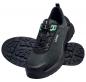 Preview: Das Bild zeigt einen schwarzen Sportschuh mit einer glatten Oberfläche und grünen Schnürsenkeln. Die Sohle hat ein strukturiertes Profil für guten Halt. Der Schuh wirkt modern und funktional.