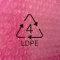 Preview: Das Bild zeigt eine rosa Folie mit vielen kleinen Luftblasen. In der Mitte ist ein schwarzes Recycling-Symbol mit der Zahl 4 und dem Schriftzug "LDPE" (Niederdichte Polyethylen).