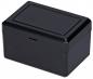 Preview: Es handelt sich um eine schwarze, rechteckige Box mit einem flachen Deckel. Die Kanten sind leicht abgerundet, und eine schmale Öffnung an der Vorderseite ermöglicht das Einlegen von Objekten.