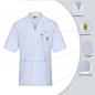 Preview: The image shows a white coat with short sleeves. It has a round neckline and a small pocket. Next to the coat, features such as breathability and skin-friendly materials are described.