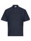 Preview: Das Bild zeigt ein kurzärmliges Polohemd in navyblau mit feinen, horizontalen Streifen. Es hat einen klassischen Kragen, drei Knöpfe und ist aus einem angenehmen, weichen Stoff gefertigt.