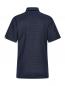 Preview: Das Bild zeigt ein dunkelblaues Poloshirt von hinten. Es hat kurze Ärmel, einen Kragen und feine, vertikale Streifen. Ein kleines Logo ist an der linken Seite des Kragens.