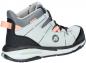 Preview: Der Schuh ist ein halbhoher Sport- bzw. Freizeitschuh in hellgrau mit schwarzen und korallfarbenen Akzenten. Er hat eine gepolsterte Zunge, Schnürsenkel und eine rutschfeste Sohle.