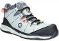 Preview: Der Schuh ist ein sportlicher, halbhoher Trekking-Stiefel in hellblauer Farbe. Er hat eine schwarze Gummikappe vorne, graue Schnürsenkel und orangefarbene Details. Die Sohle ist stabil und flexibel.