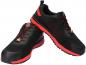 Preview: Das Bild zeigt ein Paar schwarze Sportschuhe. Sie haben rot-gelbe Akzentlinien und eine strukturierte Oberfläche. Die Sohlen sind robust und bieten guten Halt. Die Schnürsenkel sind rot.