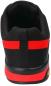 Preview: Das Bild zeigt einen Sportschuh von hinten. Der Schuh ist überwiegend schwarz mit roten Streifen. Die Sohle ist stabil und hat ein geringes Profil. Das Material wirkt atmungsaktiv und robust.