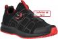 Preview: Der Schuh ist schwarz mit roten Akzenten. Er hat ein modernes Design, eine Schnellschnürung und eine griffige Sohle. Ein Hinweis besagt, dass er ab April lieferbar ist.