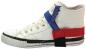 Preview: Das Bild zeigt einen weißen Sportschuh mit hoher Form. Er hat eine schwarze Sohle und drei farbige Bänder: rot, blau und schwarz, die um den Schuh gewickelt sind.