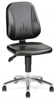 The chair has a black, ergonomic seat and a high backrest. It stands on five casters and has an adjustable height for comfort. The base is made of chrome-plated metal.