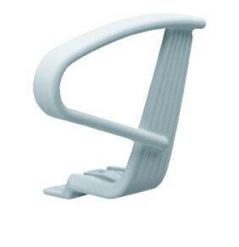 Das Bild zeigt eine helle, ergonomisch geformte Unterstützung, die wie ein Griff aussieht. Sie hat eine geschwungene, runde Oberseite und Rillen an der Seite für besseren Halt.
