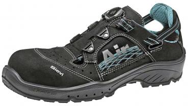 The shoe is black with orange accents. It has a reinforced toe and a breathable lining. The lacing system is equipped with a special closure.