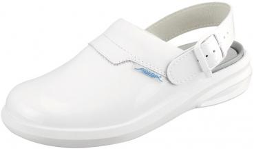 Das Bild zeigt einen weißen Clog-Schuh mit einem breiten, flachen Vorderteil und einem verstellbaren Riemen an der Ferse. Der Schuh hat eine klare, einfache Form und eine dicke Sohlenbasis.