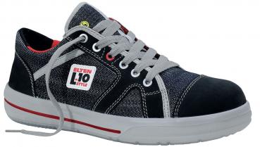 Der Schuh ist ein sportlicher Sneaker in Dunkelblau mit grauen Schnürsenkeln und roten Akzenten. Er hat eine graue Gummisohle und ein modernes, lässiges Design.