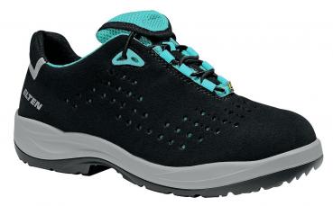 Der Schuh ist schwarz mit blauen Akzenten. Er hat eine sportliche, flache Form, eine gepolsterte Zunge und Schnürsenkel. Die Sohle ist robust und profiliert für guten Halt.