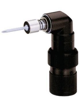 Das Bild zeigt einen schwarzen, kompakten Adapter mit einem abgewinkelten Ende. Oben ist ein silberner Teil sichtbar, der einen langen, dünnen Stift hält. Der Adapter hat eine strukturierte Oberfläche.