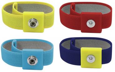 Das Bild zeigt ein rotes Armband aus Netzmaterial mit einem quadratischen, grauen Verschluss. Der Verschluss hat eine silberne, runde Druckknopf-Optik in der Mitte.