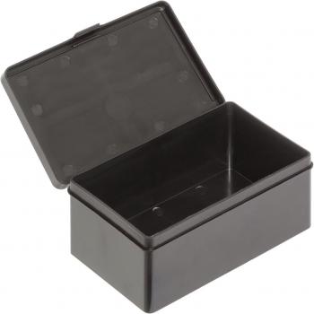 Es handelt sich um eine schwarze, rechteckige Plastikbox mit einem abnehmbaren Deckel. Die Box ist schlicht und hat keine besonderen Verzierungen. Der Innenraum ist leer.