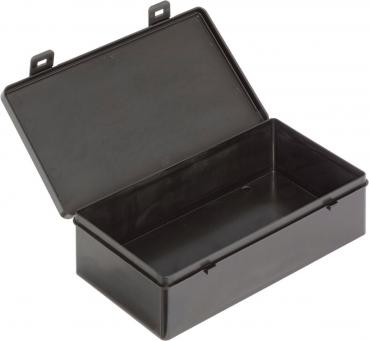 Es handelt sich um eine rechteckige, schwarze Box aus Kunststoff mit einem Deckel, der aufgeklappt ist. Innen ist die Box leer und glatt. Sie hat an den Seiten zwei kleine Ösen.