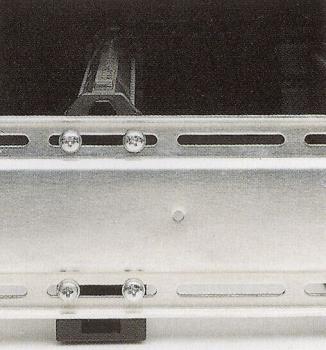 Das Bild zeigt eine silberne Metallstruktur mit Rillen und Schrauben. Diese Struktur besteht aus zwei Schienen, die parallel angeordnet sind, zur Befestigung oder Führung.