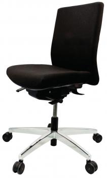 Der Stuhl ist ergonomisch geformt mit schwarzer Polsterung. Er hat eine hohe Rückenlehne und eine verstellbare Sitzhöhe, steht auf einem chromefarbenen Fuß mit fünf Rollen.