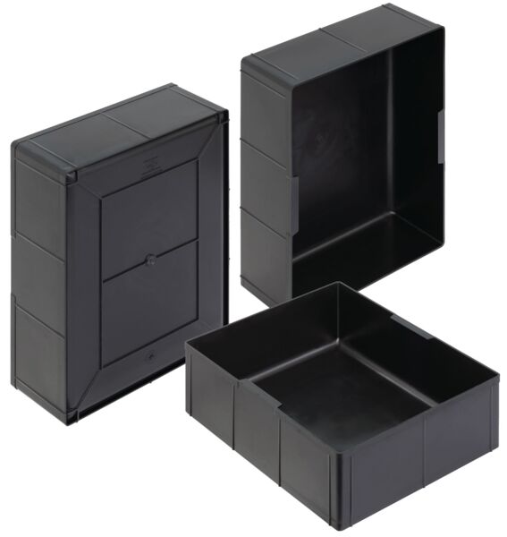 Das Bild zeigt eine quadratische, schwarze Kunststoffbox ohne sichtbaren Inhalt. Sie hat eine Öffnung an der Oberseite, die mit einem Deckel versehen ist. Die Wände sind glatt und stabil.