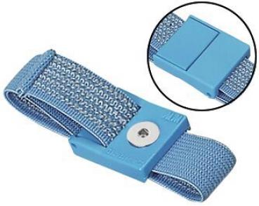 Das Bild zeigt ein blaues Armband aus einem flexiblen Gewebe. Es hat einen glatten Verschluss mit einem runden Druckknopf. Neben dem Armband befindet sich eine vergrößerte Ansicht des Verschlusses.