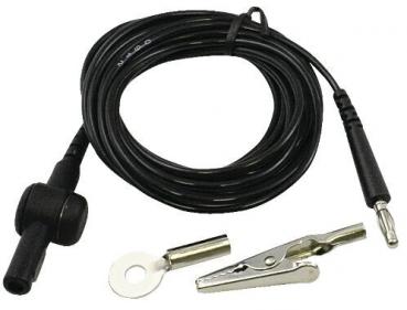 Das Bild zeigt ein schwarzes Kabel mit einem runden Ende und einem Stecker auf der einen Seite. Auf der anderen Seite sind eine Klemme und ein Ringanschluss zu sehen, die zum Befestigen dienen.