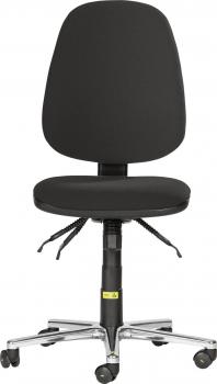 Der Bürostuhl hat eine schwarze, gepolsterte Rückenlehne und Sitzfläche. Er steht auf einem verchromten Fuß mit fünf Rollen, die für Mobilität sorgen. Die Sitzhöhe ist verstellbar.