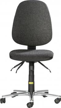 Der Stuhl hat eine hohe, runde Rückenlehne und eine breite Sitzfläche. Er ist schwarz und mit einem weichen Stoff bezogen. Unter dem Sitz befindet sich ein höhenverstellbarer Mechanismus und er steht auf fünf Rollen.
