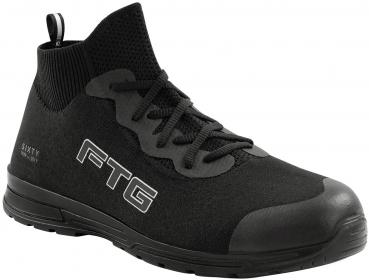 Der Schuh ist schwarz, schmal und hat einen hohen Schaft. Er besteht aus einem flexiblen Material und hat eine gummiartige Sohle mit verstärktem Zehenbereich. Eine Schnürung befindet sich in der Mitte.