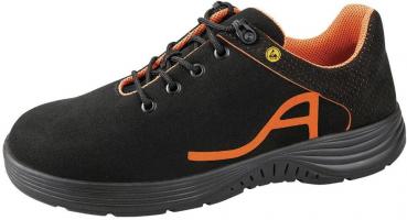 Der Schuh ist schwarz mit orangen Akzenten. Er hat eine feste Sohle, Schnürsenkel, und das Innenfutter ist orange. Die Form ist sportlich und eignet sich für den Alltag oder leichte Aktivitäten.
