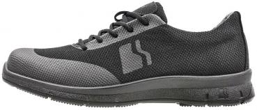 Der Schuh ist sportlich und leicht. Er hat eine schwarze Oberseite mit grauen Akzenten und Schnürsenkeln. Die Sohle ist flach und robust, ideal für Alltag oder Freizeit.