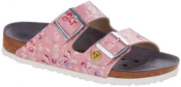 Ein zarter, rosa Hausschuh mit floralem Muster. Er hat zwei breite Riemen mit silbernen Schnallen und eine helle, rutschfeste Sohle aus Kork. Ideal für Komfort und Style.