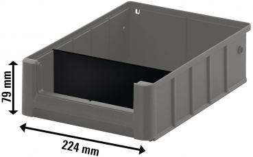 Das Bild zeigt eine graue Kunststoffbox ohne Deckel. Sie ist rechteckig mit einer Länge von 224 mm und einer Höhe von 79 mm. Die Seiten sind geriffelt und die Innenseite ist dunkel.