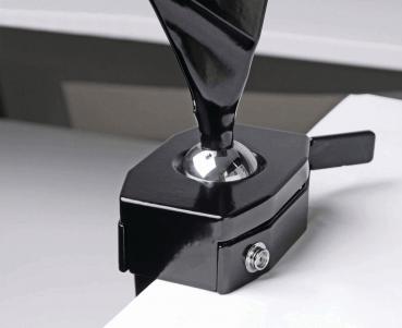 Das Bild zeigt eine schwarze Klemme mit einer Kugel am oberen Ende. Die Klemme hat einen Hebel auf der Seite und wird verwendet, um Objekte festzuhalten. Die Oberfläche wirkt glatt und glänzend.