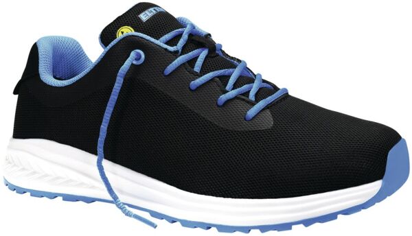 Der Schuh ist leicht und sportlich, überwiegend schwarz mit roten Schnürsenkeln und einer weißen Sohle. Die Form ist modern und ergonomisch für Komfort beim Laufen.