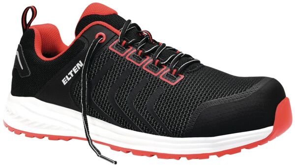 Es handelt sich um einen schwarzen Sportschuh mit blauen Akzenten. Der Schuh hat eine strukturierte Oberfläche, eine weiße Sohle und sechs Ösen für die Schnürsenkel. Er ist leicht und sportlich.